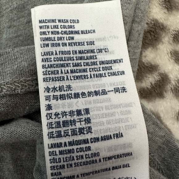 Abercrombie Kids Giraffe Graphic Tee in Gray Size Medium Girls - Picture 12 of 17